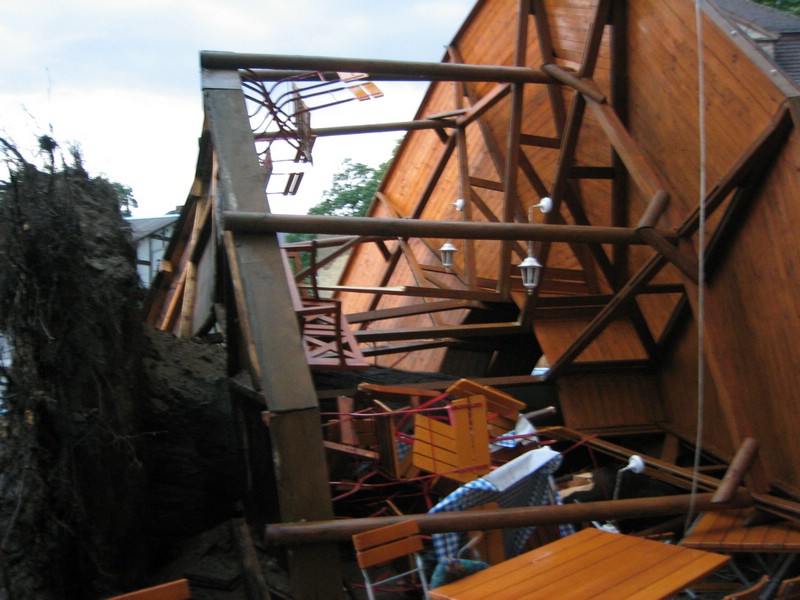 Der zerstörte Holzpavillon